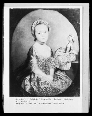 Mädchen mit Puppe