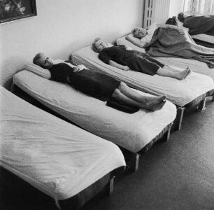 Dresden-Altstadt, Ernst-Thälmann-Straße 25. HO-Warenhaus "Howa". Frauenruheraum. Mehrere Verkäuferinnen ruhen auf Liegen