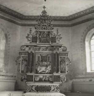 Altarretabel mit Reliefs der Taufe Christi (Predella), des Abendmahles (Hauptfeld) und in den Seiten der Figuren von Moses und Johannes dem Täufer
