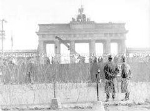 Am Brandenburger Tor wird die Mauer verstärkt