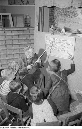 Schüler während Sprech- und Leseübungen