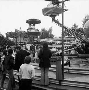 Volks- und Schützenfest: Schützenverein Klein Wesenberg und Umgebung von 1919 e.V.: Festplatz "Wesenberger Tannen": vorn Fahrgeschäft "Telecombat" mit "Raumfahrtgondel": links Besucher: dahinter Kettenkarussell