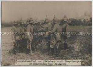 Generalfeldmarschall von Hindenburg verteilt Auszeichnungen
