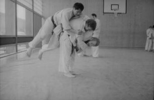 Goslar, Marienburger Straße 54. Judo-Karate-Club Sportschule Goslar eV. Judoka beim Training einer Ansatzübung mit zwei Trainingspartnern auf dem Rücken