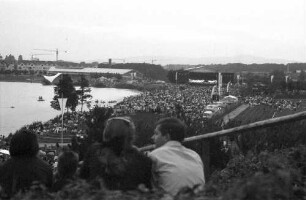 Freiburg: Seepark, Open Air Classic Konzert, Blick vom Aussichtsberg, mit Publikum