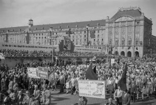 Dresden. Demonstration zum 1. Mai entlang der Ernst-Thälmann-Straße, Tribüne auf dem Altmarkt