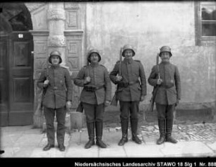 Rückkehr des Feld-Artillerie-Regiments Nr. 46 und Einzug der Regierungstruppen in Wolfenbüttel Enthält: Vier Soldaten vor Hausportal