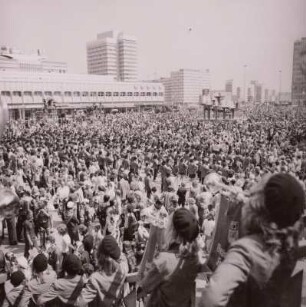 Berlin, X. Weltfestspiele der Jugend und Studenten : X. Weltfestspiele der Jugend und Studenten vom 28. Juli bis 5. August 1973 in Berlin. Spielmannszug der FDJ im Festivaltrubel auf dem Alexanderplatz