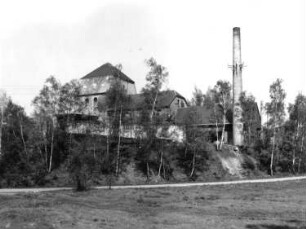 Freiberg-Zug. Constantin-Schacht. Blick gegen Schachtanlage mit ehemaligem Förderturm und Schornstein