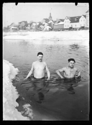 Schwimmer im teilweise zugefrorenen Main