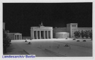 [Modellfotos zum Umbau des Brandenburger Tores mit freigelegtem Tor]