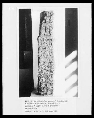 Grabstele mit Kreuzrelief