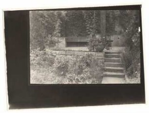 Garten Bergius, Heidelberg: Stufen zu einer Sitzbank im Garten mit Mauer