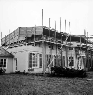 Haus Lichtensee: Propstei Stormarn: evangelisches Zentrum mit Altersheim und Jugendheim: Wiederaufbau des durch Brand beschädigten Hauptgebäudes mit Altenheim: Gebäude mit Gerüst und provisorischem Dach