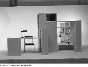 Anbauwand : Arbeitszimmer mit Anbaumöbeln "Simplex-Möbel" (1972; Hochschule für Kunst und Design Halle (Burg Giebichenstein)). Ansicht mit Schreibplatz sowie Schrank- und Regalteilen