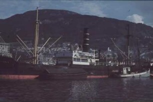 Reisefotos Norwegen. Bergen. Hafen. Tanker? " Arcturus", davor altes norwegisches Fischerboot