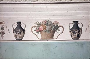 Gliederung mit floralen Motiven und antiken Vasen