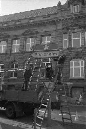 Montage der Verkehrsbeschilderung Richtung Autobahn und Pforzheim an der Ecke Zirkel und Waldhornstraße