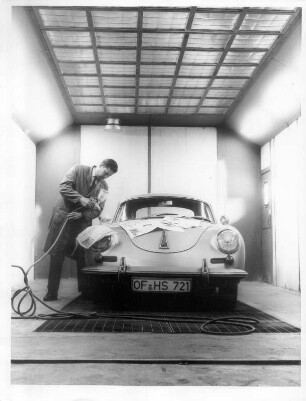 Frankfurt (Main), Leipziger Straße. Autohobby-Mietwerkstatt. Ein Fachmann führt die Lackierarbeiten durch