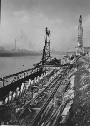 Kaimauer im Mühlauhafen Mannheim