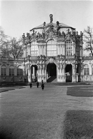 Dresden-Altstadt. Zwinger (1709/1728; M. D. Pöppelmann). Zwingerhof. Blick zum Wallpavillon