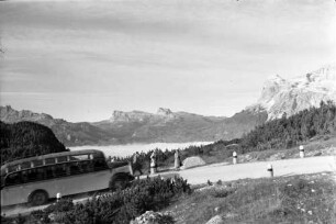 3 Croce Pass [Passo Tre Croci]: Auffahrt zum 3 Croce Pass, Autobus in Kurve