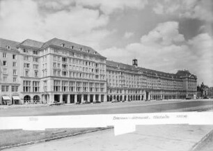 Wohn- und Geschäftshaus : Altmarkt. Ansicht mit Wohn- und Geschäftshäusern und "Café Prag". Westseite