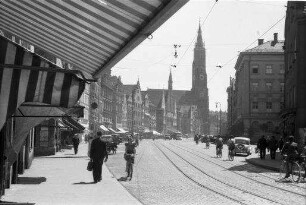 Landshut: Hauptstraße mit Markiesen und Kirche