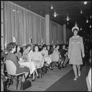 Modenschau im Café Moskau, Bild 1, 1966. SW-Foto © Kurt Schwarz.