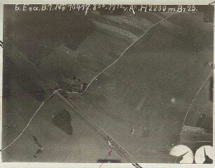 Haltestelle Hög und fahrender Personenzug Richtung Dachau (mit Einzeichnungen) (2200 m)