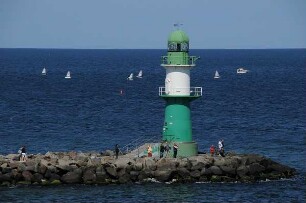 Leuchtfeuer in Warnemünde : Grünes Leuchtfeuer an der Hafeneinfahrt in Warnemünde. Aufgenommen im Mai 2008