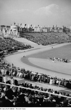 Blick auf das Spielfeld und die Zuschauertribünen des Walter-Ulbricht-Stadions während eines Fußballspiels