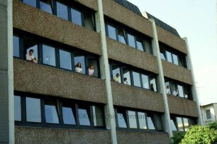 Bad Oldesloe: Mewesstraße: Fensterfront mit Mitarbeitern