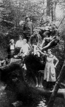 (Wander-)Gruppe im Wald