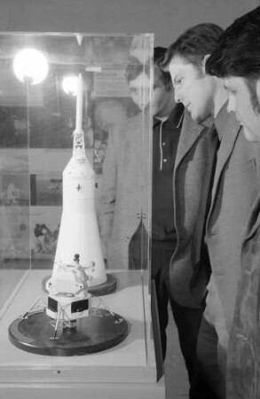 Freiburg: Gewerbeschule II; Modelle: Apollo-Rakete und Mondfähre 11