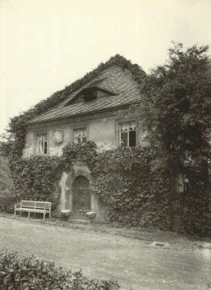 Wohnhaus mit Sitznischenportal und Sonnenuhr