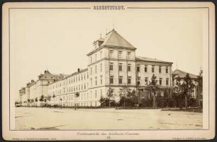 Albertstadt. Vorderansicht der Artillerie-Caserne : Albertstadt. Vorderansicht der Artillerie-Caserne. Aus: Albertstadt. Sämmtliche Militärbauten in Dresden. 18 Photographien nach der Natur nebst Übersichtsplan. Verlag Adolf Gutbier, Dresden 1880, Blatt 18, Carte Cabinet. Verwalter: SLUB Dresden Hist.Sax.G.573 m