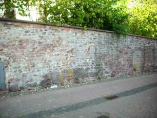 Kirchhofmauer im Verlauf über Traufseite zum Ort