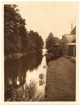 Garten Stier, Potsdam: Ansicht Bootshaus und Gewässer Hafengraben