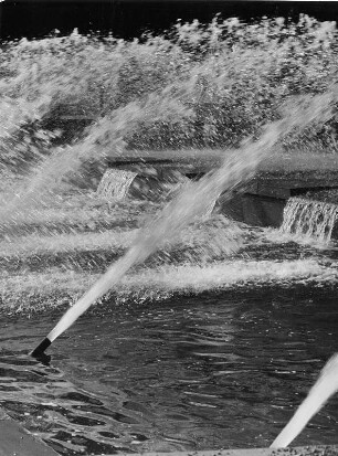 Hamburg. Internationale Gartenbauausstellung (IGA) auf dem Gelände von Planten un Blomen 1963. Wasserspiel