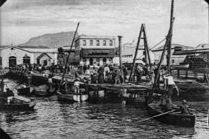 Hafen von Mindelo : Ansichtskarte des Hafens von Mindelo mit Booten und Hafengebäuden.