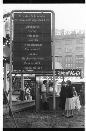 Kleinbildnegative: Gedenktafel und Weihnachtsmarkt, 1984