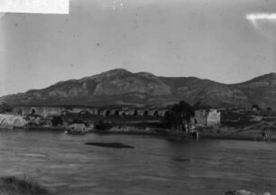 Brücke : Blick auf eine alte byzanthinische Brücke über einen Fluss