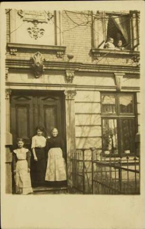 [Haus und Bewohnerinnen]