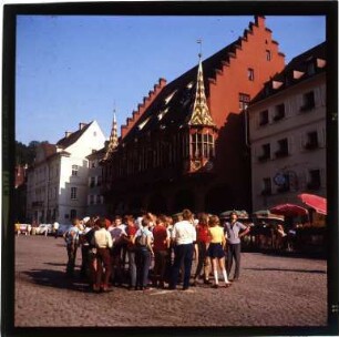 Schülergruppe auf dem Münsterplatz