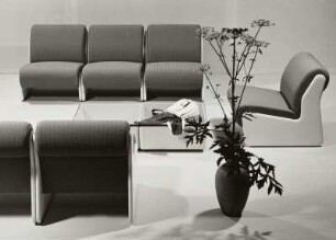 Sessel "Combo" (Modell 5210) : Sesselgruppe "Combo" (1973; Polstermöbelkombinat Oelsa-Rabenau (PMK)). Ansicht mit Beistelltischen und Bodenvase