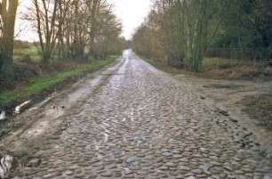 Alte Landstraße (Kreisstraße 39): bei Meilsdorf: Kopfsteinpflaster: rechts Einmündung von Feldweg
