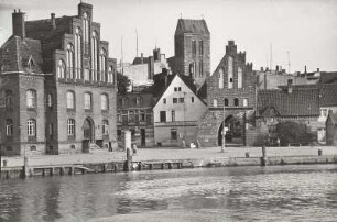 Wismar, Stadt : Wismar. Blick über Alten Hafen nach Osten gegen Zollhaus, Wassertor und Nikolaikirche