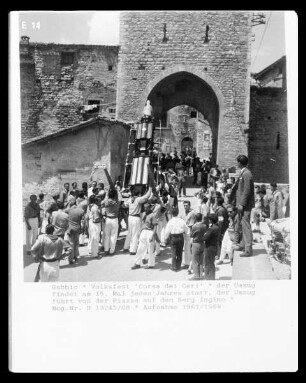 Gubbio, Volksfest "Corsa dei Ceri" am 15. Mai, Umzug — Negativ