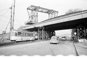 Bau der neuen Eisenbahnbrücke über die Durlacher Allee.